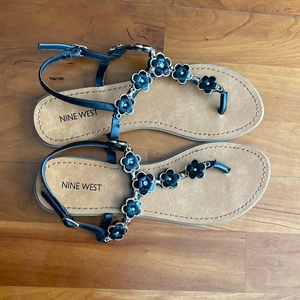 Nine‎ West | Flower Thong Sandal